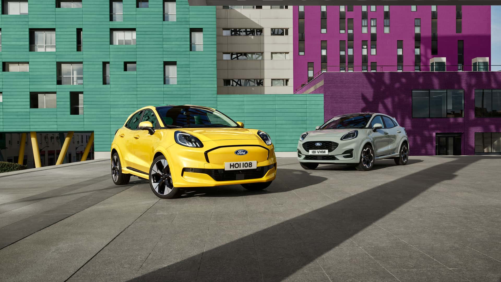 Ford Puma Gen-E en de gewone Ford Puma. Ford Puma Gen-E gele versie en gewone Ford Puma grijze versie