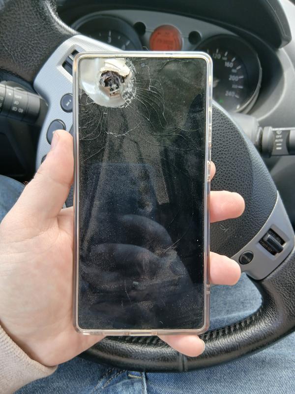 Foto van de Galaxy S25 Ultra met een scherm dat door een kogel is doorboord. Illustratie: Samsung