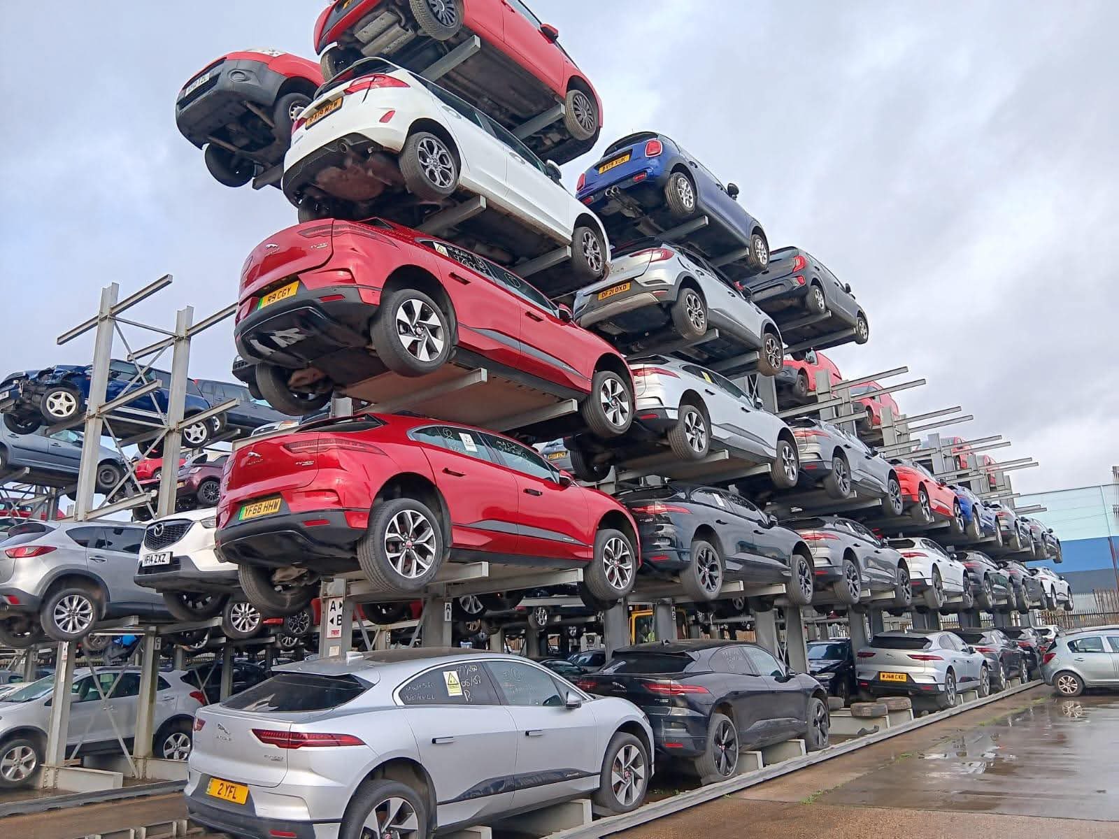 Een paar Jaguar I-Pace's op de schroothoop. Een paar Jaguar I-Pace's op de schroothoop.