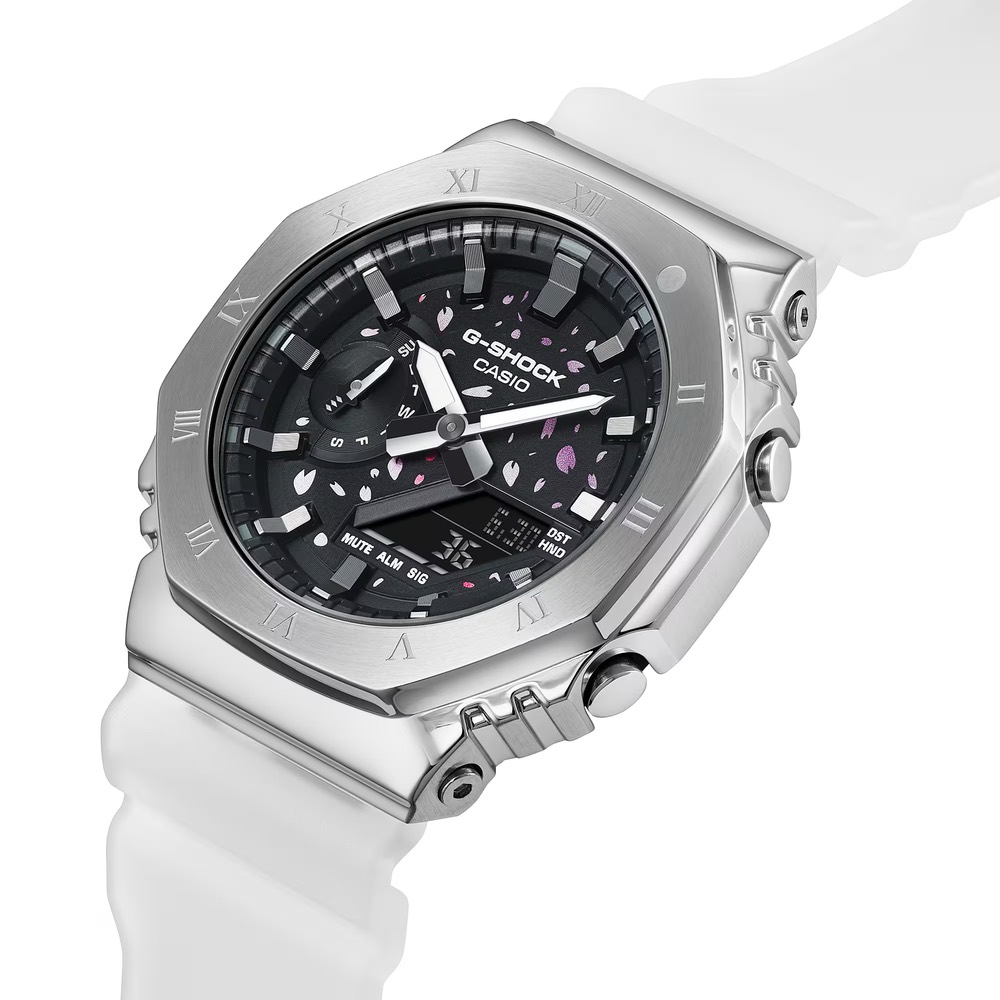 G-Shock GM-2100TTTR-8A model met zilveren rand G-Shock GM-2100TTTR-8A model met zilveren rand