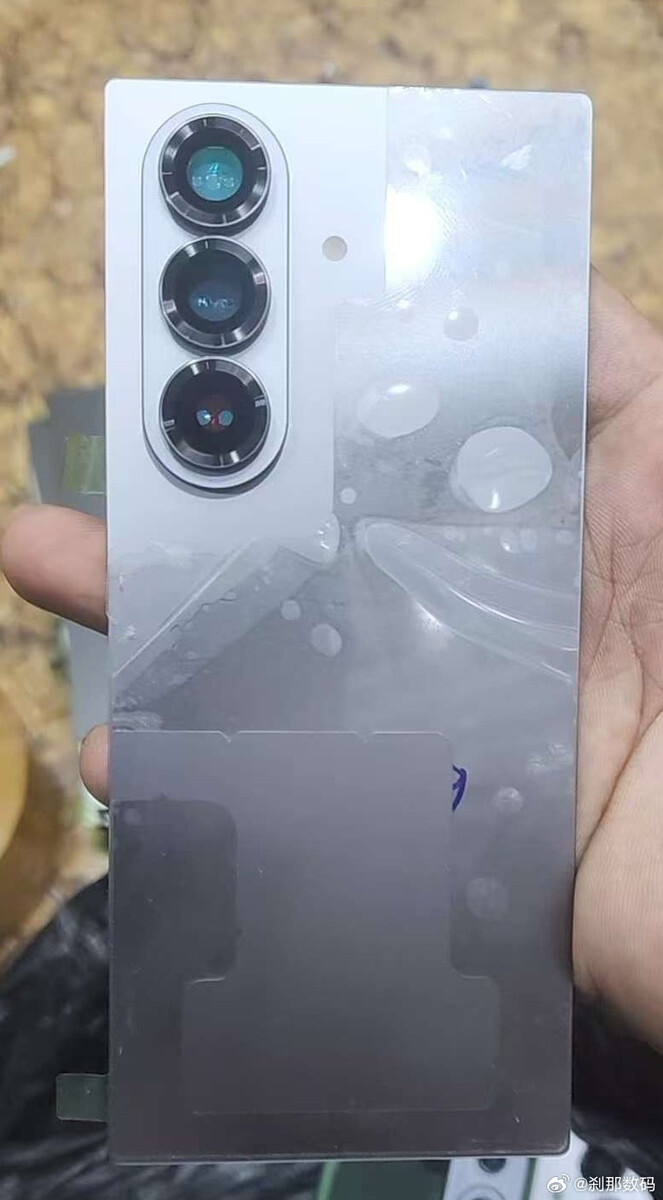 Camera aan de achterkant van de Samsung Galaxy Fold7 Camera aan de achterkant van de Samsung Galaxy Fold7