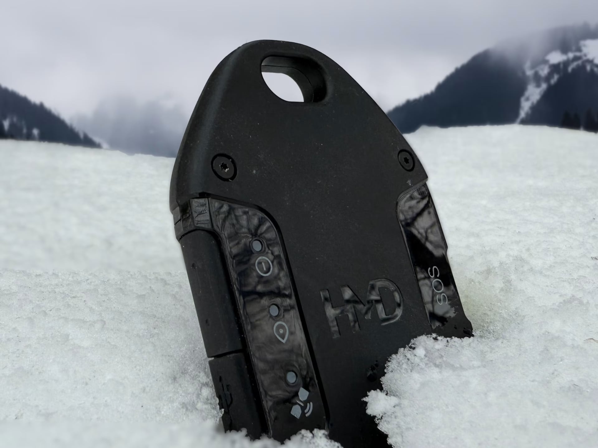 HMD OffGrid in de sneeuw midden in een bergachtig gebied HMD OffGrid in de sneeuw midden in een bergachtig gebied