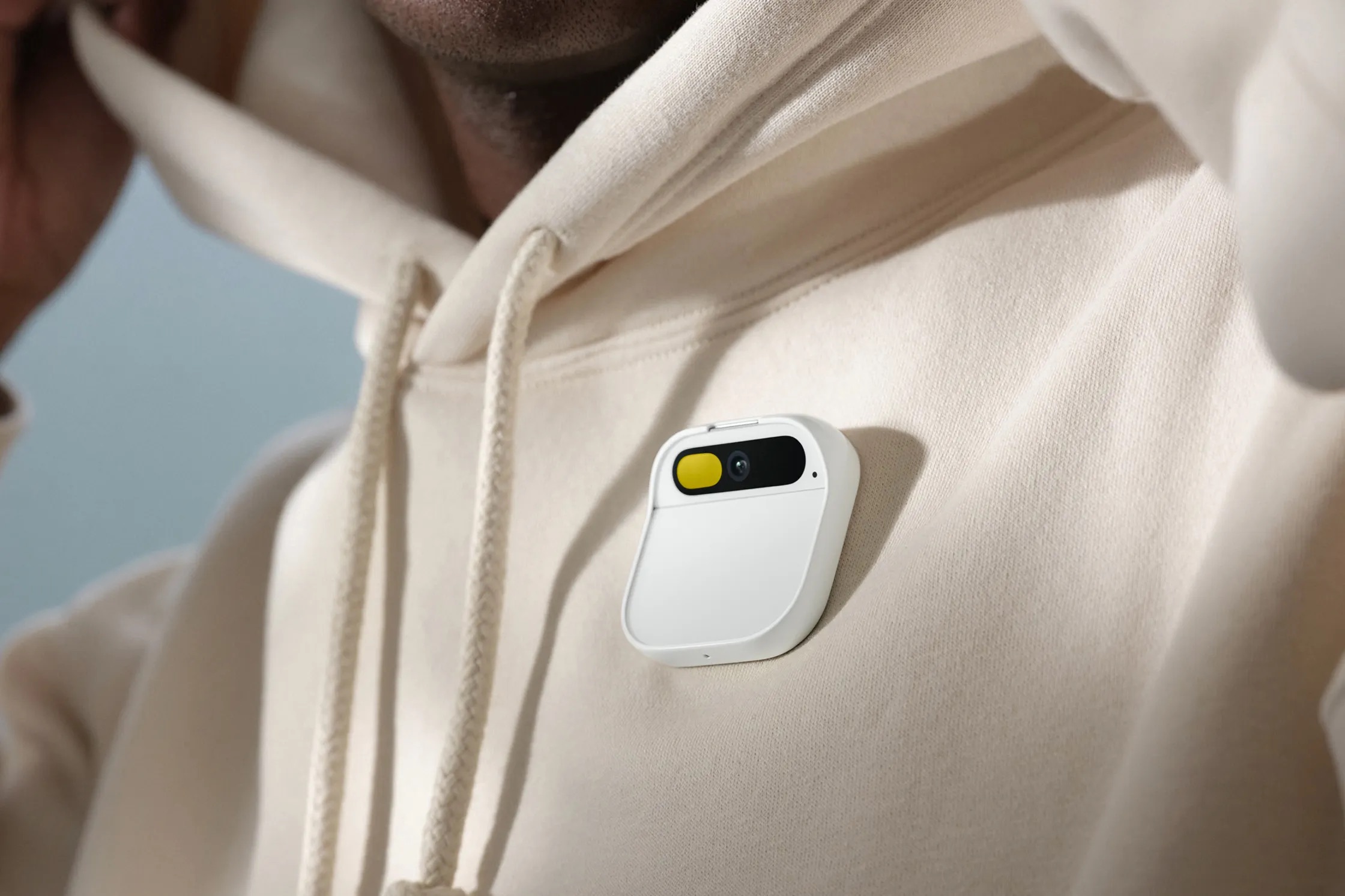 Humane heeft officieel AI Pin onthuld, een draagbaar apparaat met een laserprojector en ondersteuning voor OpenAI-modellen voor $699