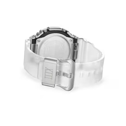 Achterkant van G-Shock GM-2100TTTR-8A Achterkant van G-Shock GM-2100TTTR-8A