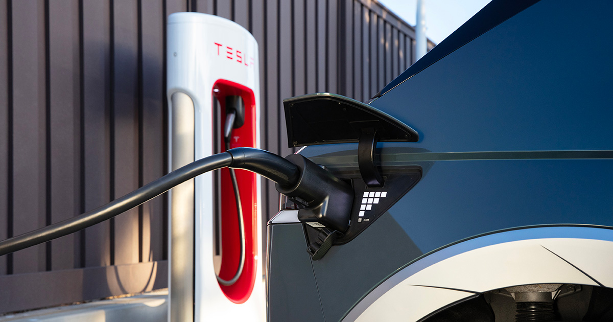 Een Hyundai Ioniq 5 Limited 2025 met een NACS-oplaadconnector wordt gefotografeerd, aangesloten op een Tesla Supercharger-station in Boulton, Californië, op 26 augustus 2024. Foto: Hyundai Een Hyundai Ioniq 5 Limited 2025 auto aangesloten op een Tesla Supercharger station in Bewleton