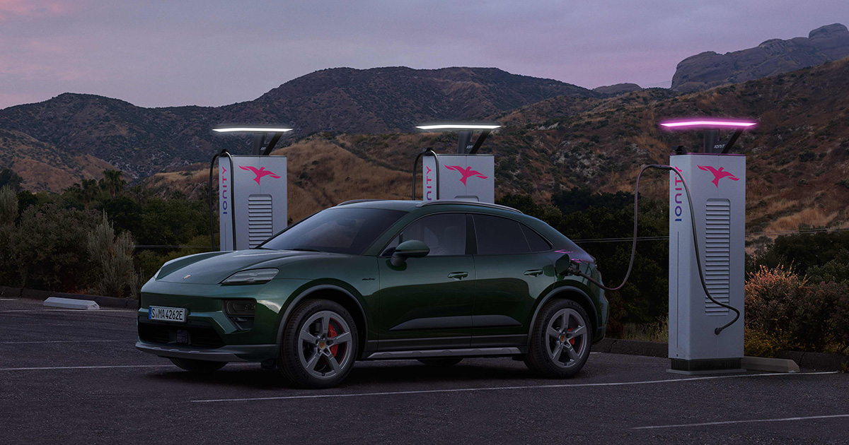 Porsche Macan 4S (2024) bij het laadstation Porsche Macan 4S (2024) bij het laadstation
