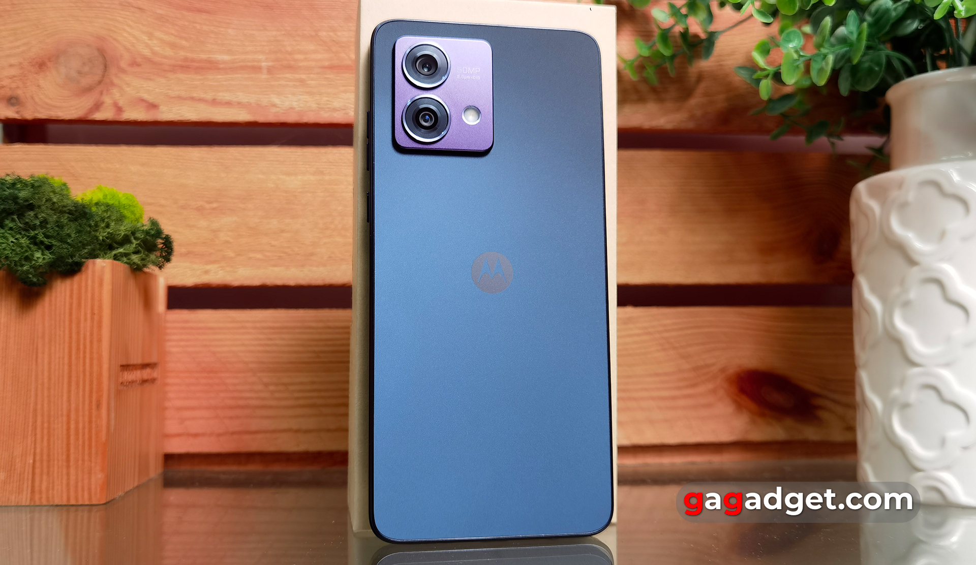 Buitenkant van de Motorola Moto G84 Motorola Moto G84 ontwerp