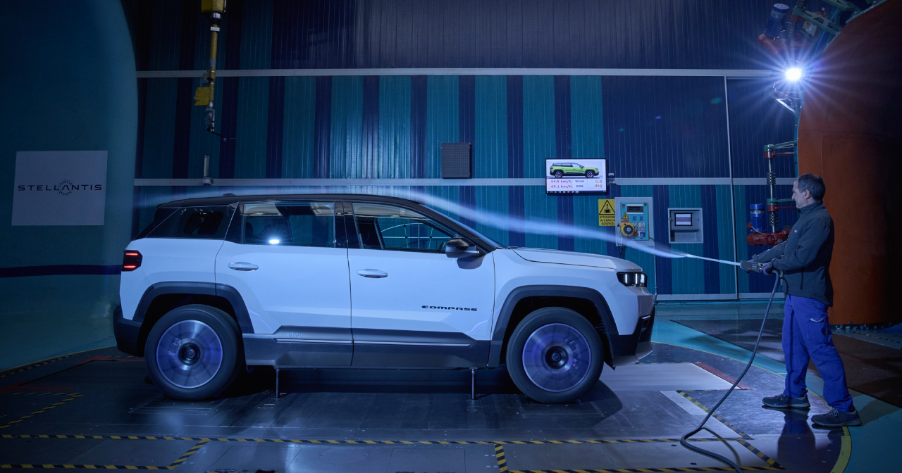 De nieuwe Jeep Compass in een windtunnel.