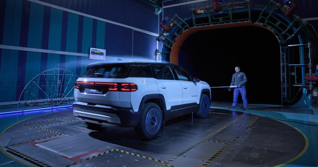 De nieuwe Jeep Compass in een windtunnel.