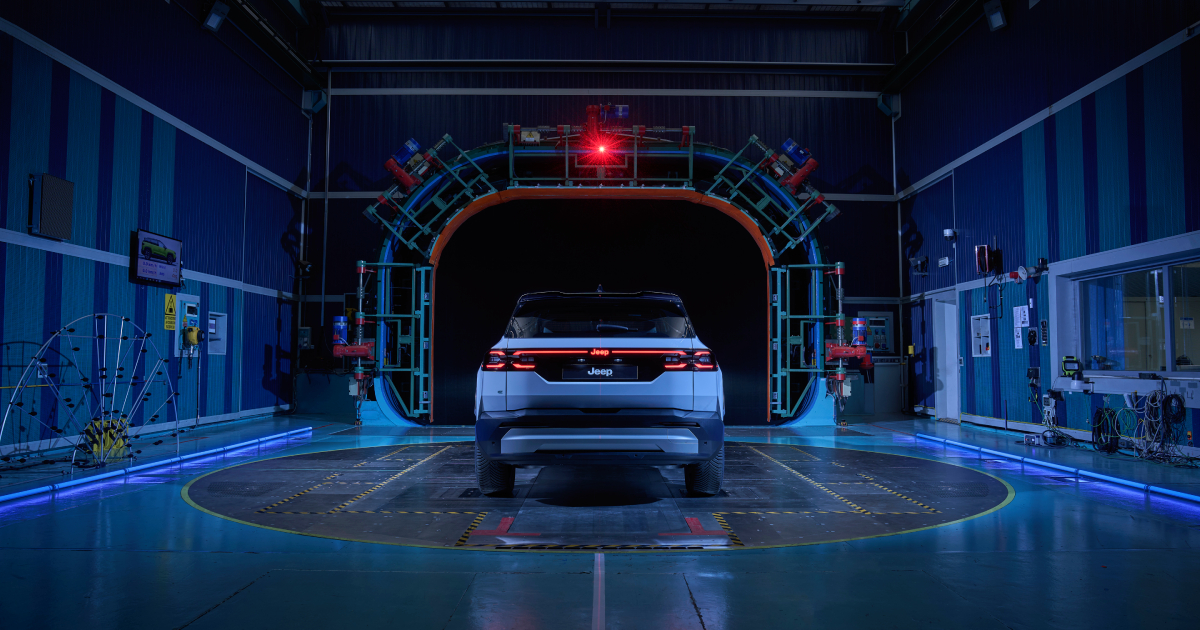De nieuwe Jeep Compass in een windtunnel.