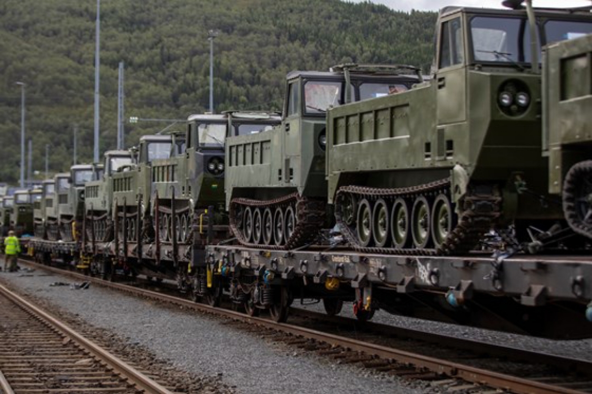 Noorwegen draagt 50 M548 rupstransporters over aan de AFU, ze zijn gebaseerd op de M113 APC. Noorwegen draagt 50 M548 rupstransporters over aan de AFU, ze zijn gebaseerd op de M113 APC.