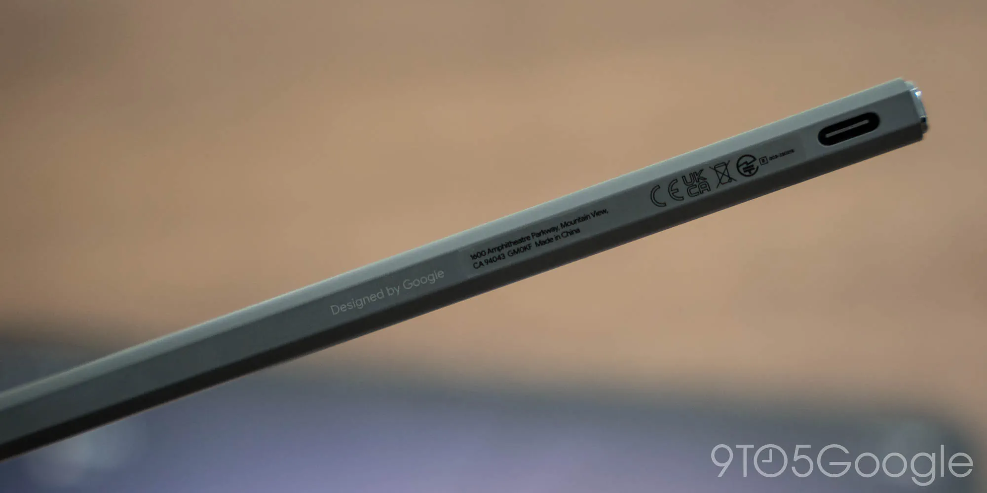 Stylus op de achtergrond van de Google Pixel Tablet Stylus op de achtergrond van de Google Pixel Tablet
