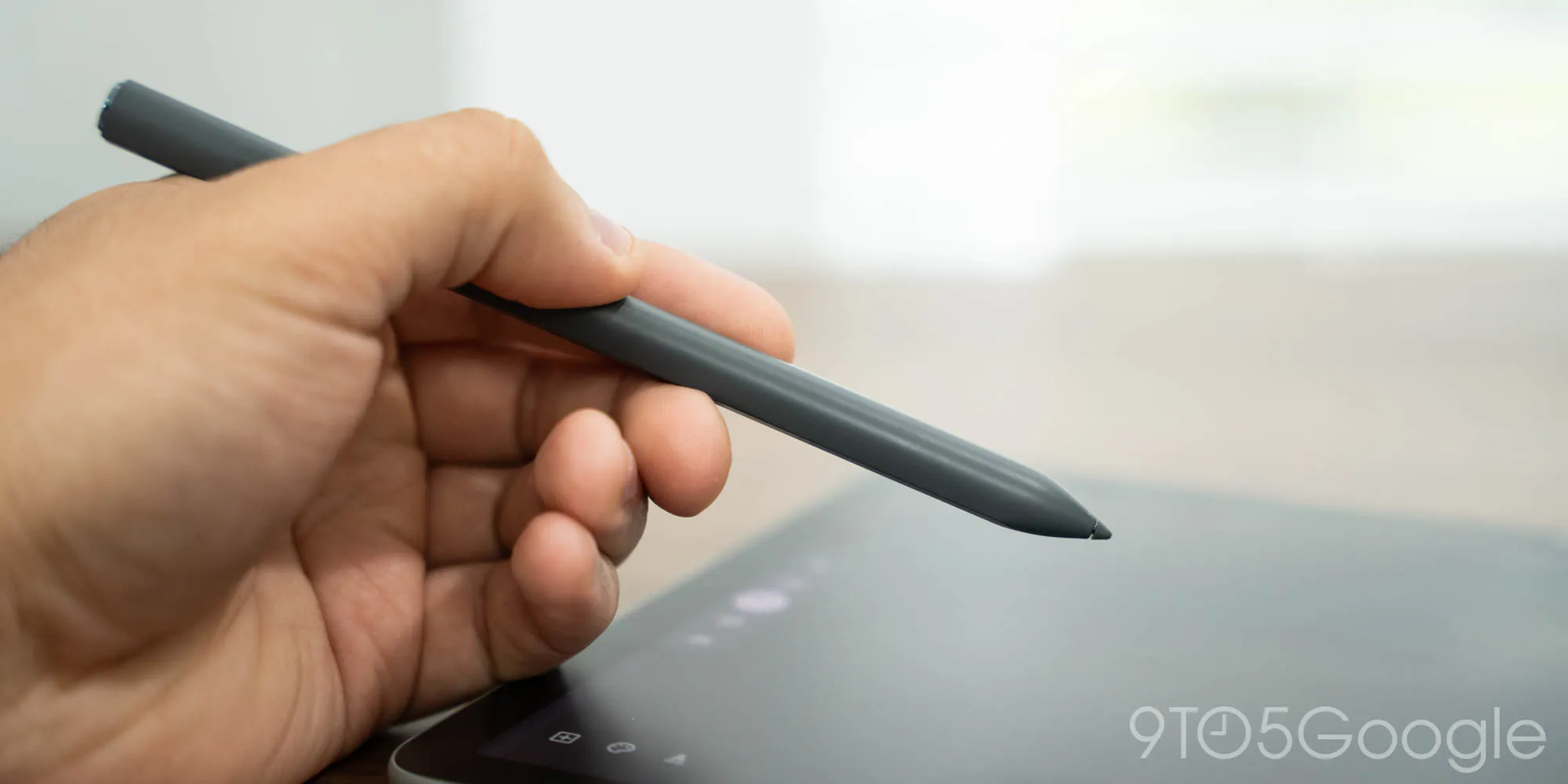 Google Pixel Tablet Pen in de handen van de gebruiker Google Pixel Tablet Pen in de handen van de gebruiker
