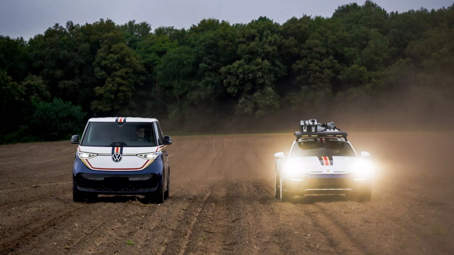 Porsche 911 Dakar met VW ID bestelwagen. Buzz Porsche 911 Dakar met VW ID bestelwagen. Buzz