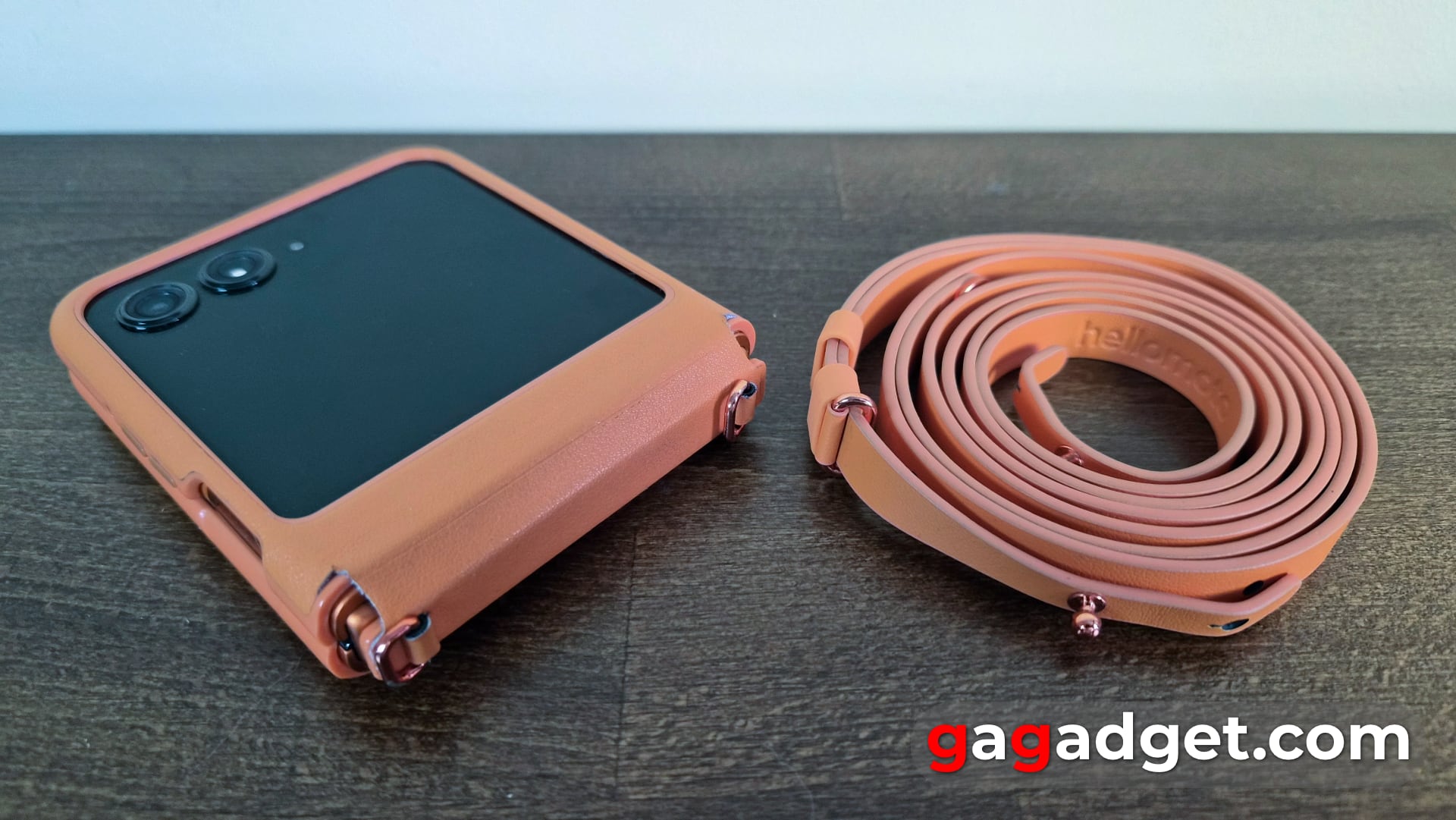Drie dingen die de Motorola RAZR clamshell beter maken dan de Samsung Galaxy Flip De RAZR 50 wordt geleverd met een hoesje en een sleutelkoord in de kleur van de smartphone. Afbeelding: gagadget
