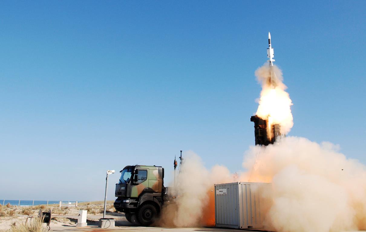 Lancering van een Aster 30 raket vanaf een SAMP/T gevechtsvoertuig. Illustratie: MBDA