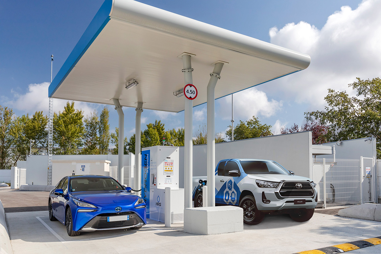 Tankstation voor waterstof Toyota Mirai en Toyota Hilux bij een waterstoftankstation
