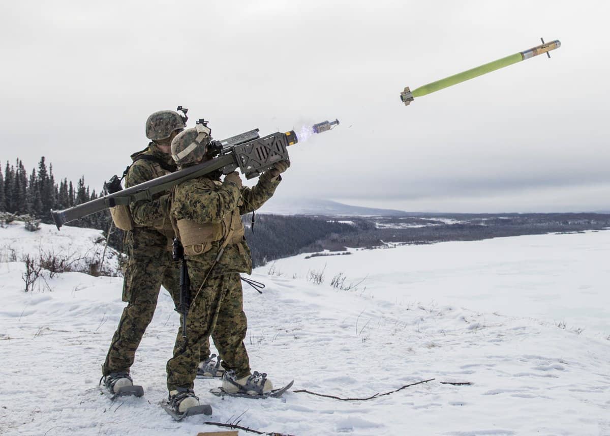 Amerikaanse mariniers vuren vanaf een Stinger draagbaar luchtverdedigingssysteem