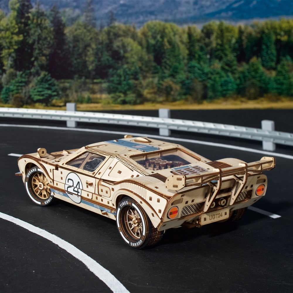 UGT-24 Endurance Racer tegen de achtergrond van de natuur