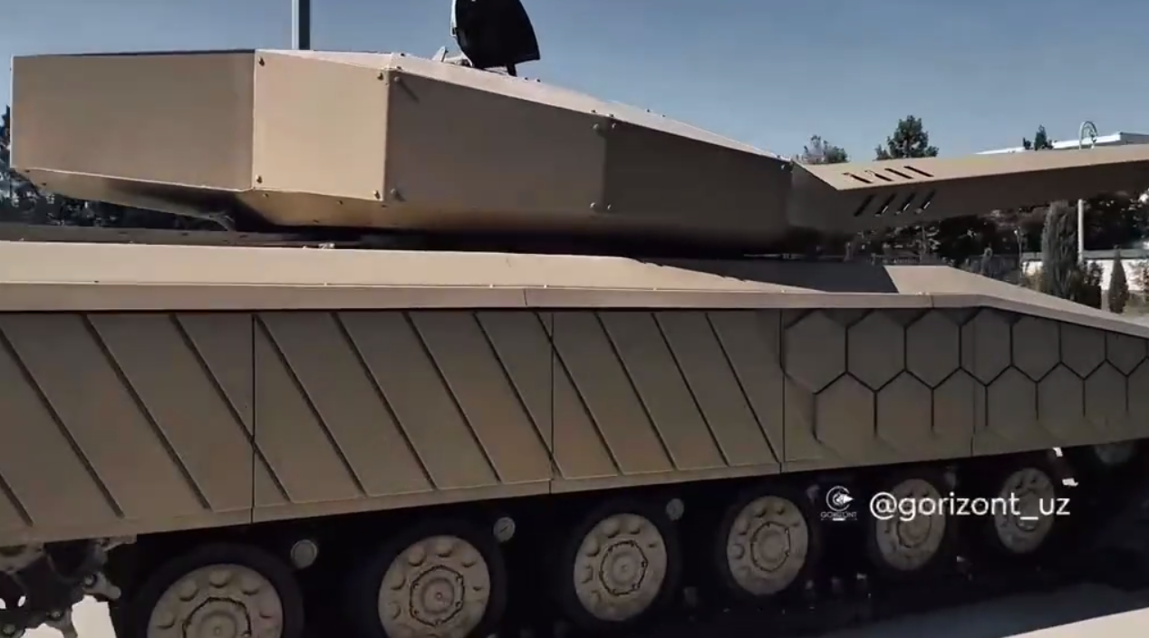 Gemoderniseerde T-64B-tank met futuristische beschermende romp