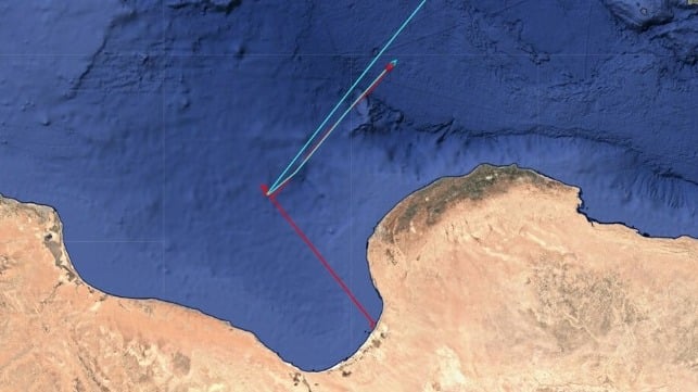 De Vilamoura-tanker (rood) gesleept door de Boka Summit (blauw)