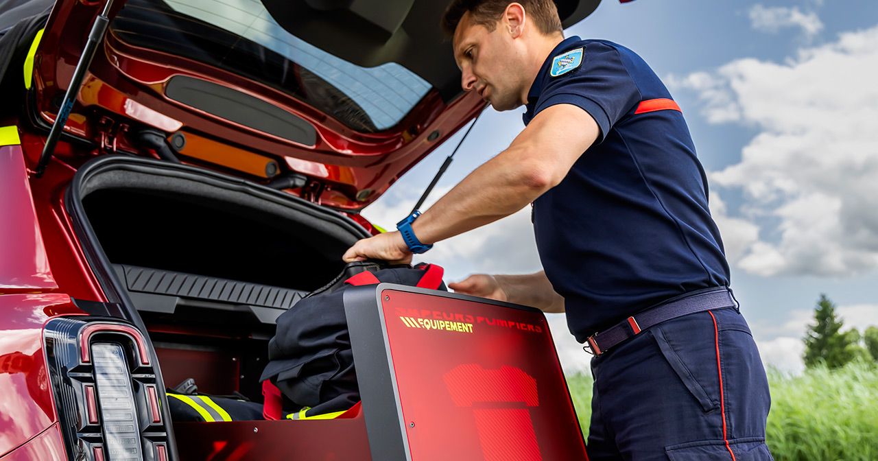 Dak van het elektrische voertuig met apparatuur Dak van het elektrische voertuig met apparatuur