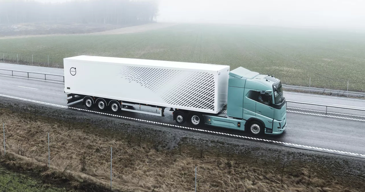 Landschap met Volvo FH Aero Electric trekker Landschap met Volvo FH Aero Electric trekker