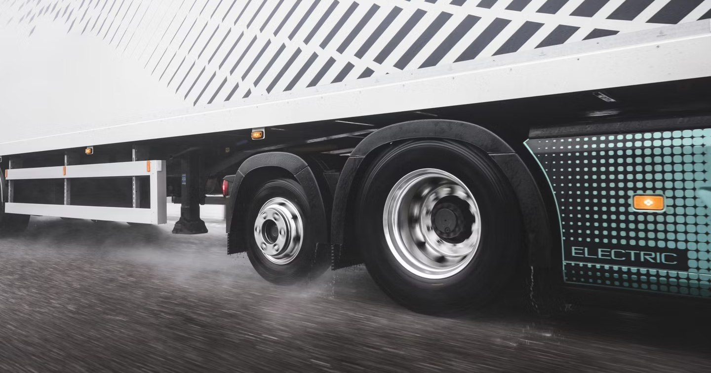 Volvo FH Aero Electric trekker in beweging Volvo FH Aero Electric trekker in beweging