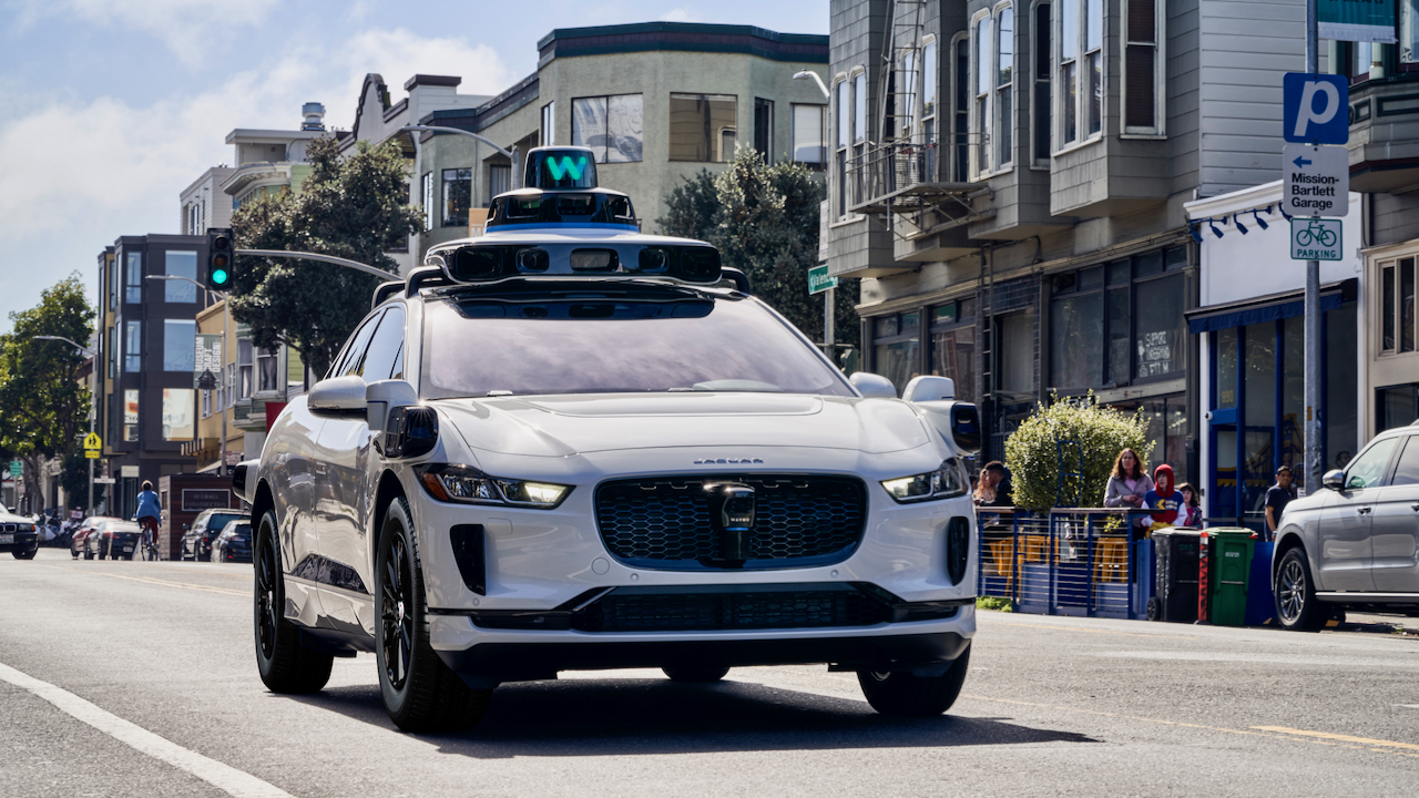 Waymo's robotaxi reed op de tegemoetkomende rijstrook terwijl hij een groep eenwielers probeerde te ontwijken