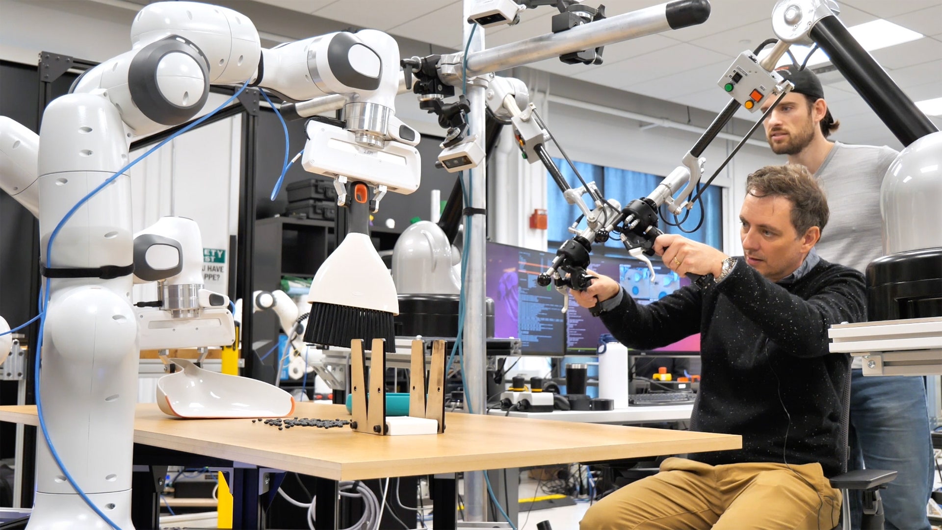 Toyota robots leren klusjes te doen door de handelingen van mensen te kopiëren Toyota robots leren klusjes te doen door de handelingen van mensen te kopiëren