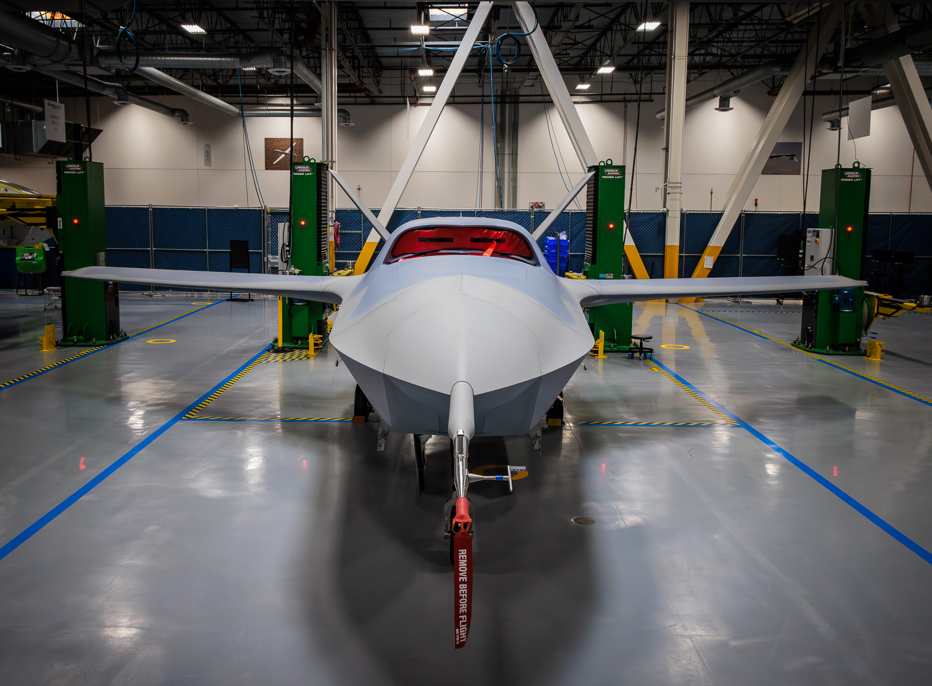 Prototype van het YFQ-42A onbemande jachtvliegtuig. Illustratie: David Allvin
