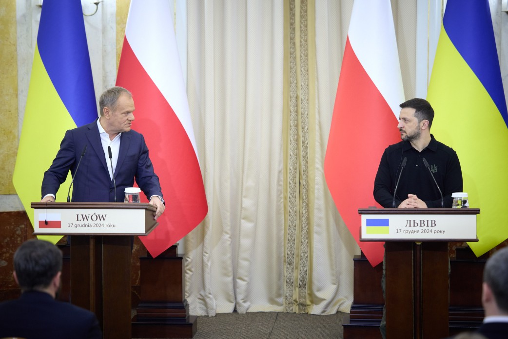 Volodymyr Zelenskyy en Donald Tusk President van Oekraïne Volodymyr Zelenskyy en premier van Polen Donald Tusk tijdens een persconferentie